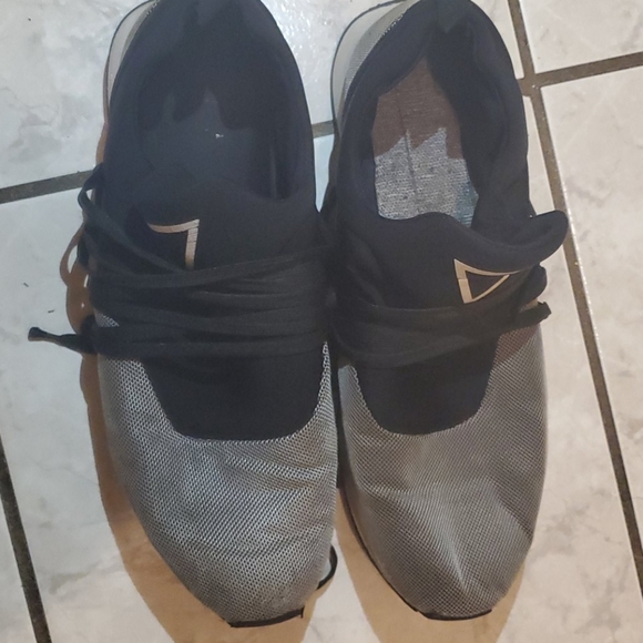 Men Guess Sneakers - Picture 2 of 6